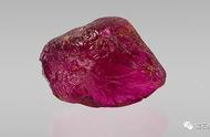 探索卢比莱（Rubellite）：碧玺家族中的红宝石传奇